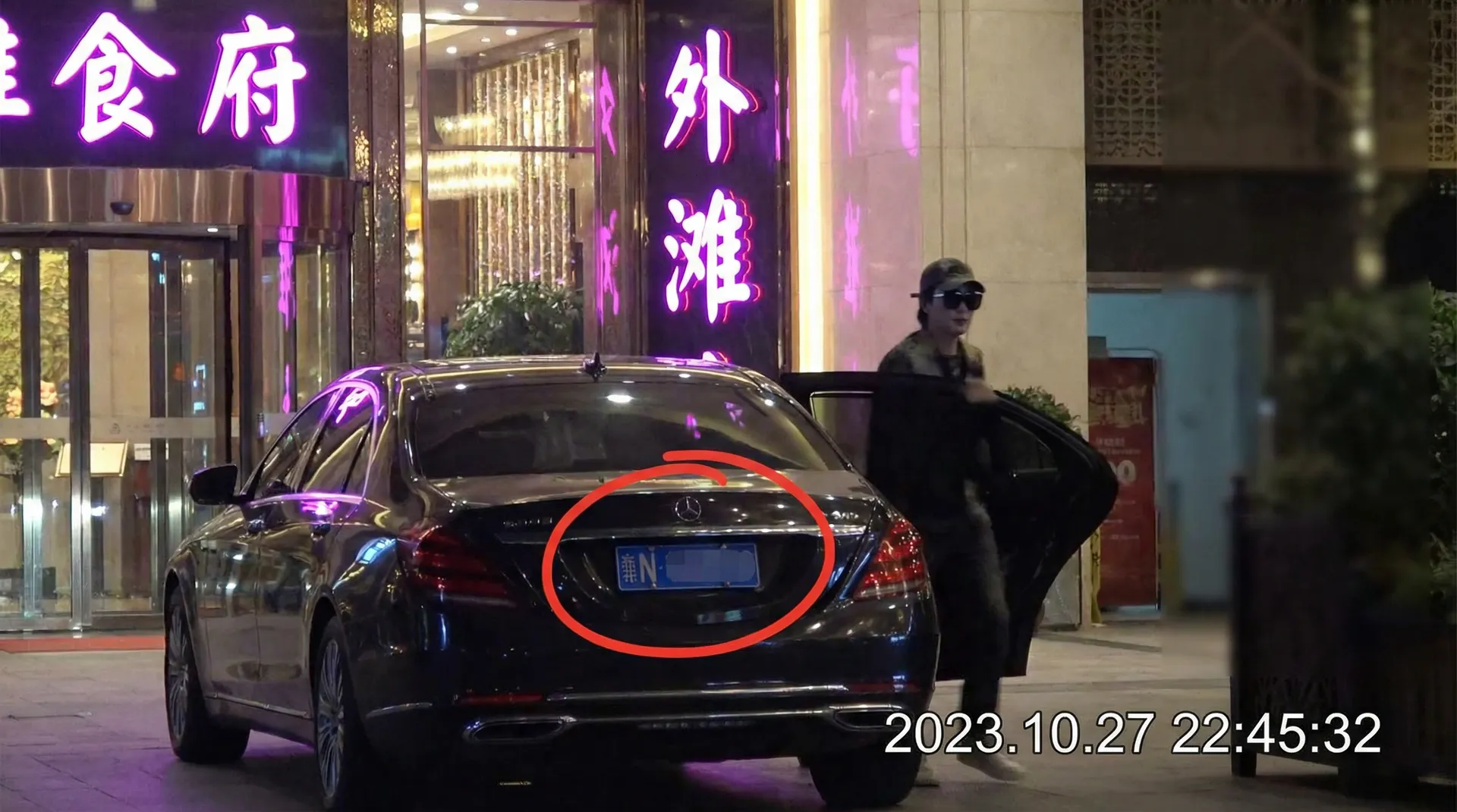 【51网】51网最新更新 - 自媒体平台51网聚集地 - 豪车餐厅外偷拍